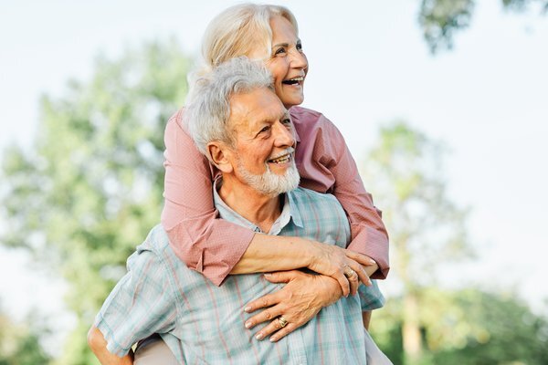 active-seniors-happy-senior-couple-embracing-outdoors