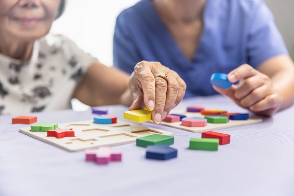dementia-elderly-patient-cognitive-therapy-puzzle